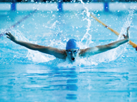 Schwimmen ist ein Volkssport und auch eine beliebte Ausdauersportart für Menschen jeden Alters.